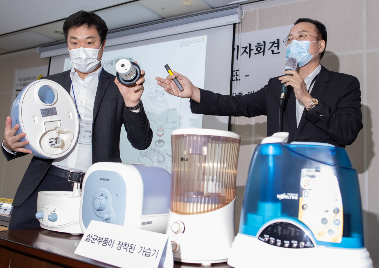 지난해 10월 6일 서울 중구 사회적참사특별조사위원회 대회의실에서 열린 ‘기업의 피해지원 적정성 중간조사 결과보고 기자회견’에서 황전원 특조위 지원소위원장(오른쪽)이 살균 부품이 장착된 가습기에 대해 설명하고 있다. [연합]