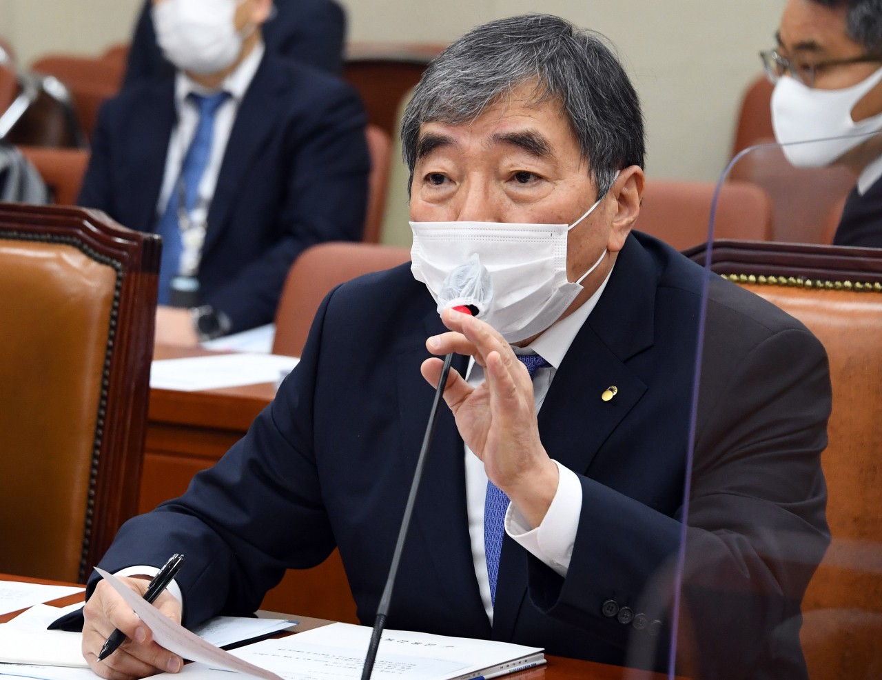윤석헌 금감원장이 13일 국회 정무위원회에서 열린 금융감독원 국정감사에서 의원질의에 답변하고 있다. 연합뉴스