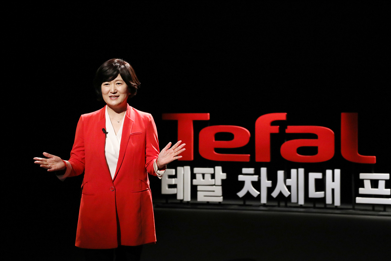 팽경인 그룹 세브코리아 대표가 13일 유튜브 생중계로 진행된 온라인 간담회에서 테팔의 차세대 프라이팬을 소개하고 있다.[세브코리아 제공]