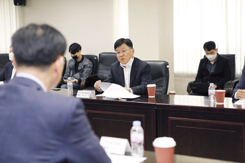 13일 오전 한국자동차산업회관 대회의실에서 열린 한국산업연합포럼(KIAF) 출범식에서 정만기 초대 회장이 인삿말을 하고 있다. [한국산업연합포럼 제공]