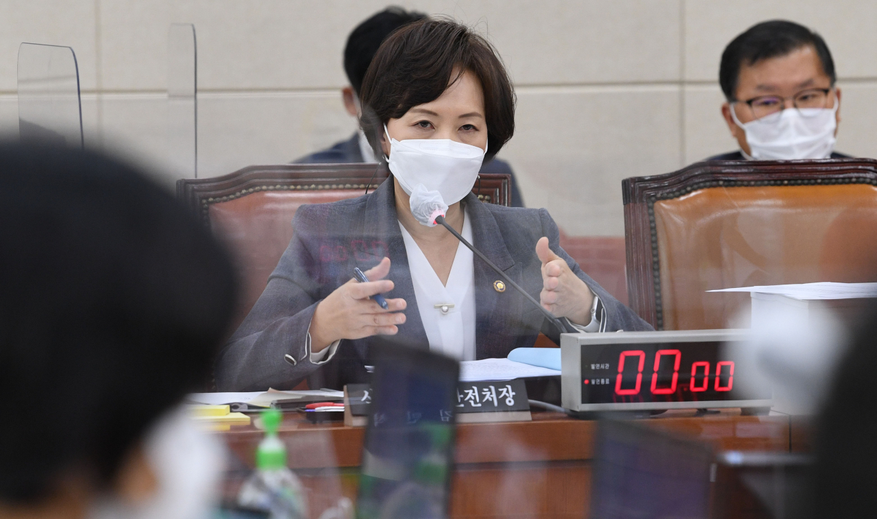 이의경 식품의약품안전처장이 13일 국회 보건복지위원회에서 열린 식품의약품안전처 등에 대한 국정감사에서 질의에 답변하고 있다. [연합]