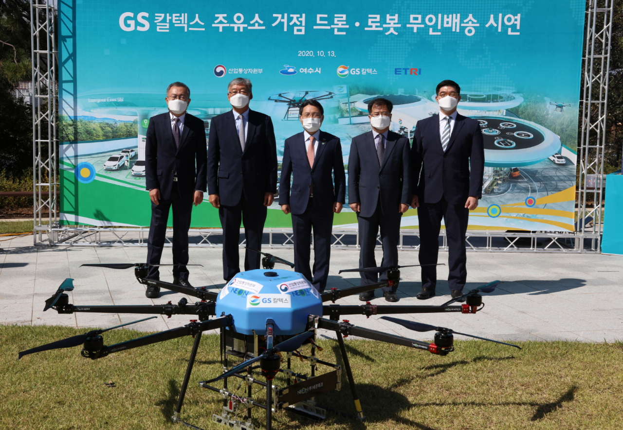 13일 여수 장도 잔디광장에서 드론, 로봇 배송 시연 행사 관계자들이 기념사진을 촬영하고 있다. 왼쪽부터 박종현 한국전자통신연구원 소장, 김기태 GS칼텍스 사장, 권오봉 여수시장, 강경성 산업통상자원부 산업정책실장, 허철홍 GS칼텍스 상무. [GS칼텍스 제공]