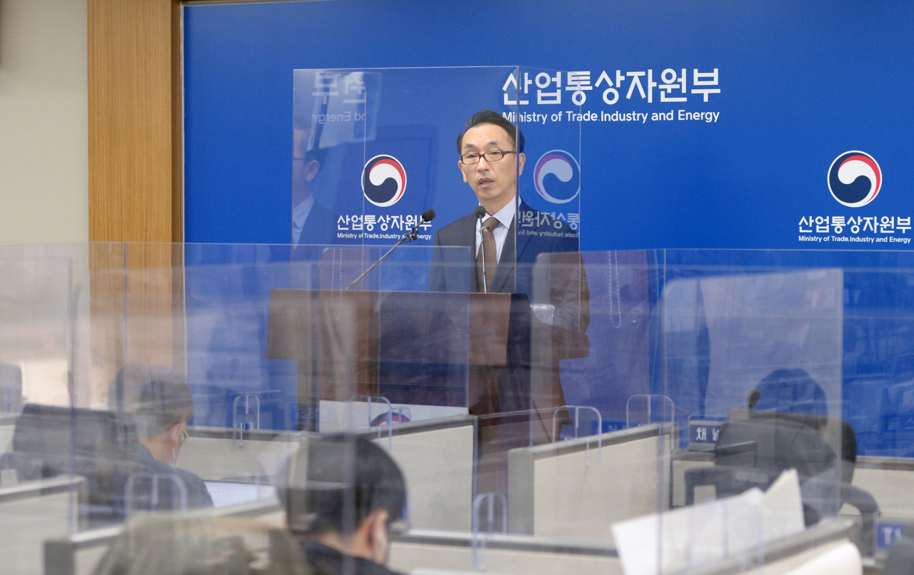 박정욱 산업통상자원부 투자정책관이 13일 정부세종청사에서 ‘2020년 3분기 외국인직접투자 동향’을 설명하고 있다. [산업통상자원부 제공]