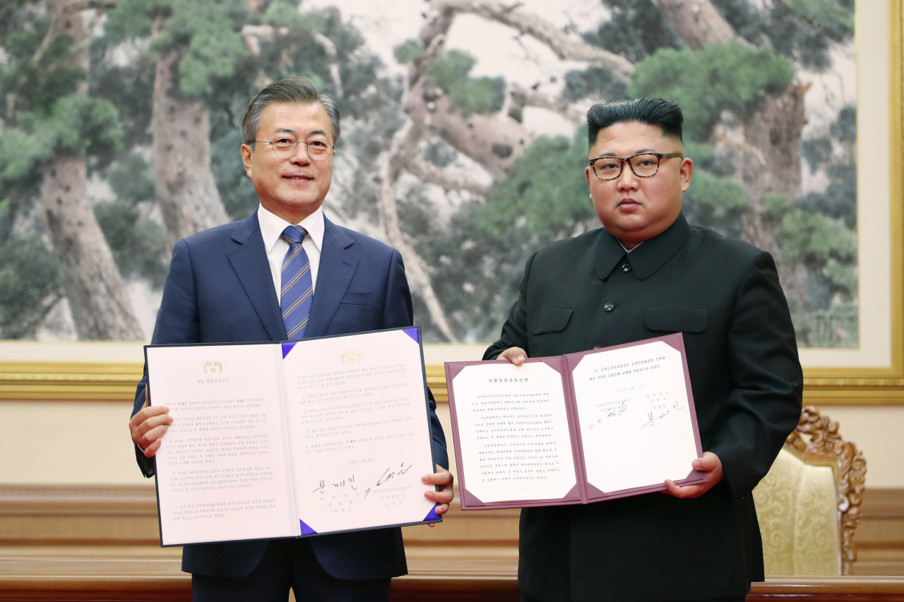 President Moon Jae-in (L) and leader Kim Jong-un (R) holding the Pyongyang Joint Declaration at the third inter-Korean summit in September, 2018 (KCNA-Yonhap)