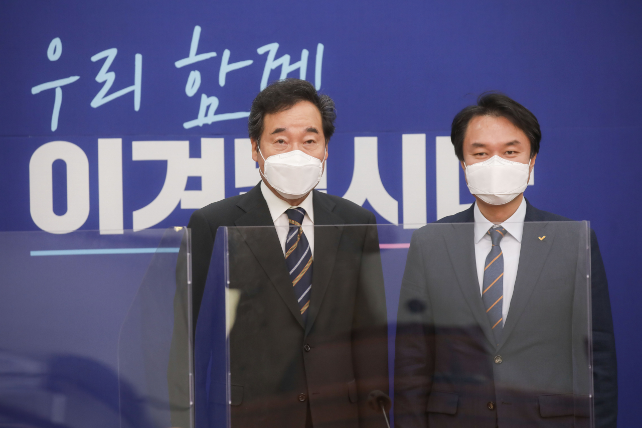 김종철 정의당 신임 대표(오른쪽)가 13일 국회 더불어민주당 당 대표실을 찾아 이낙연 대표와 기념촬영하고 있다. [연합]