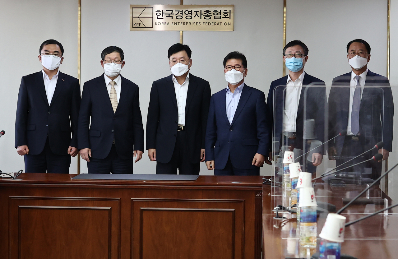 김용근 경총 상근부회장(왼쪽 두 번째)을 비롯한 내빈들이 7일 오후 서울 마포구 한국경영자총협회 회관에서 열린 '공정경제 3법'(상법·공정거래법·금융그룹감독법)과 관련한 긴급회의에 앞서 기념촬영을 하고 있다. 왼쪽부터 서승원 중기중앙회 상근부회장, 김용근 부회장, 정만기 산업발전포럼 회장, 반원익 한국중견기업연합회 상근부회장, 한국상장회사협의회 정우용 정책부회장, 김종선 코스닥협회 전무. [연합]
