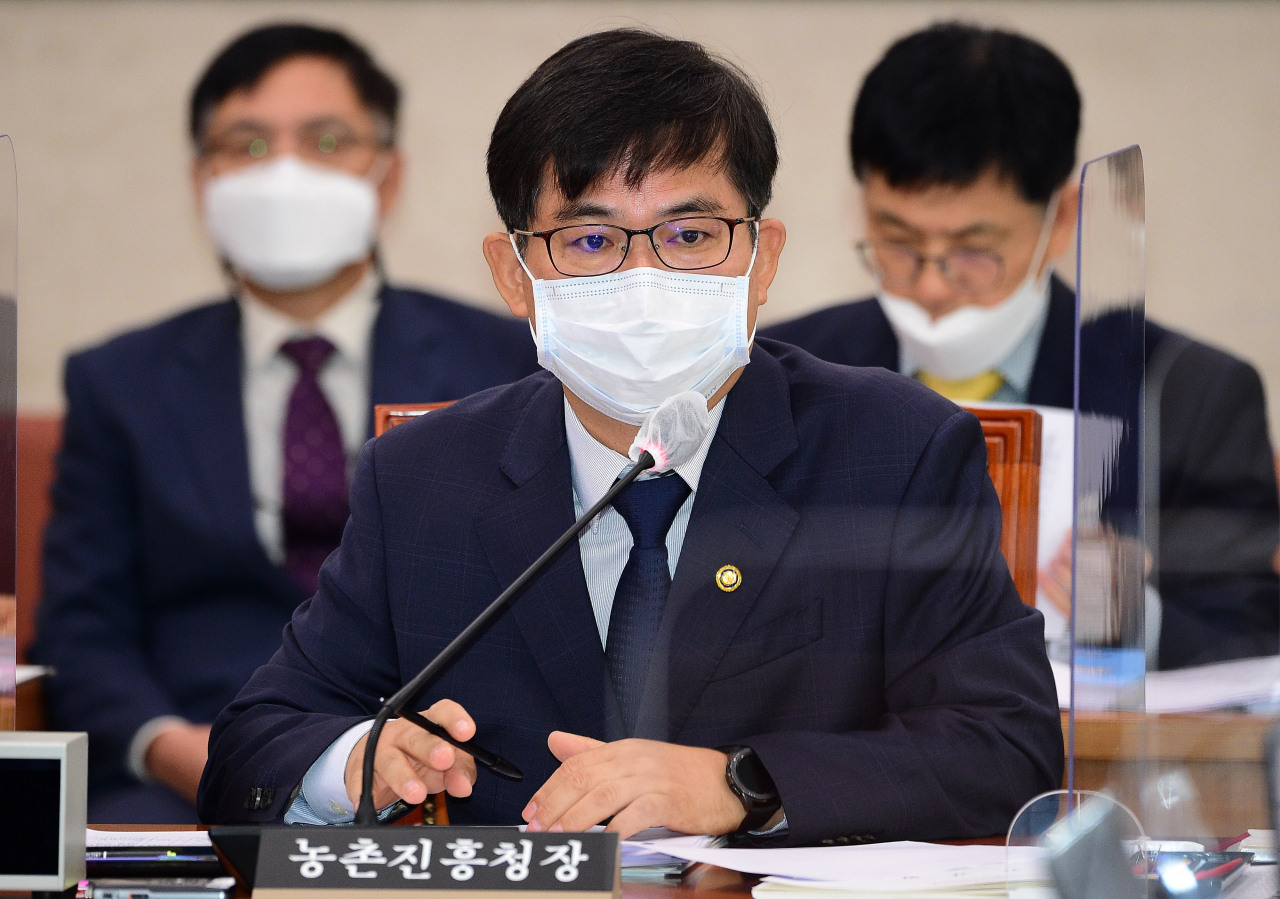 허태웅 농촌진흥청장이 13일 서울 여의도 국회에서 열린 농림축산식품해양수산위원회의 농촌진흥청에 대한 국정감사에 출석해 답변하고 있다. [연합]