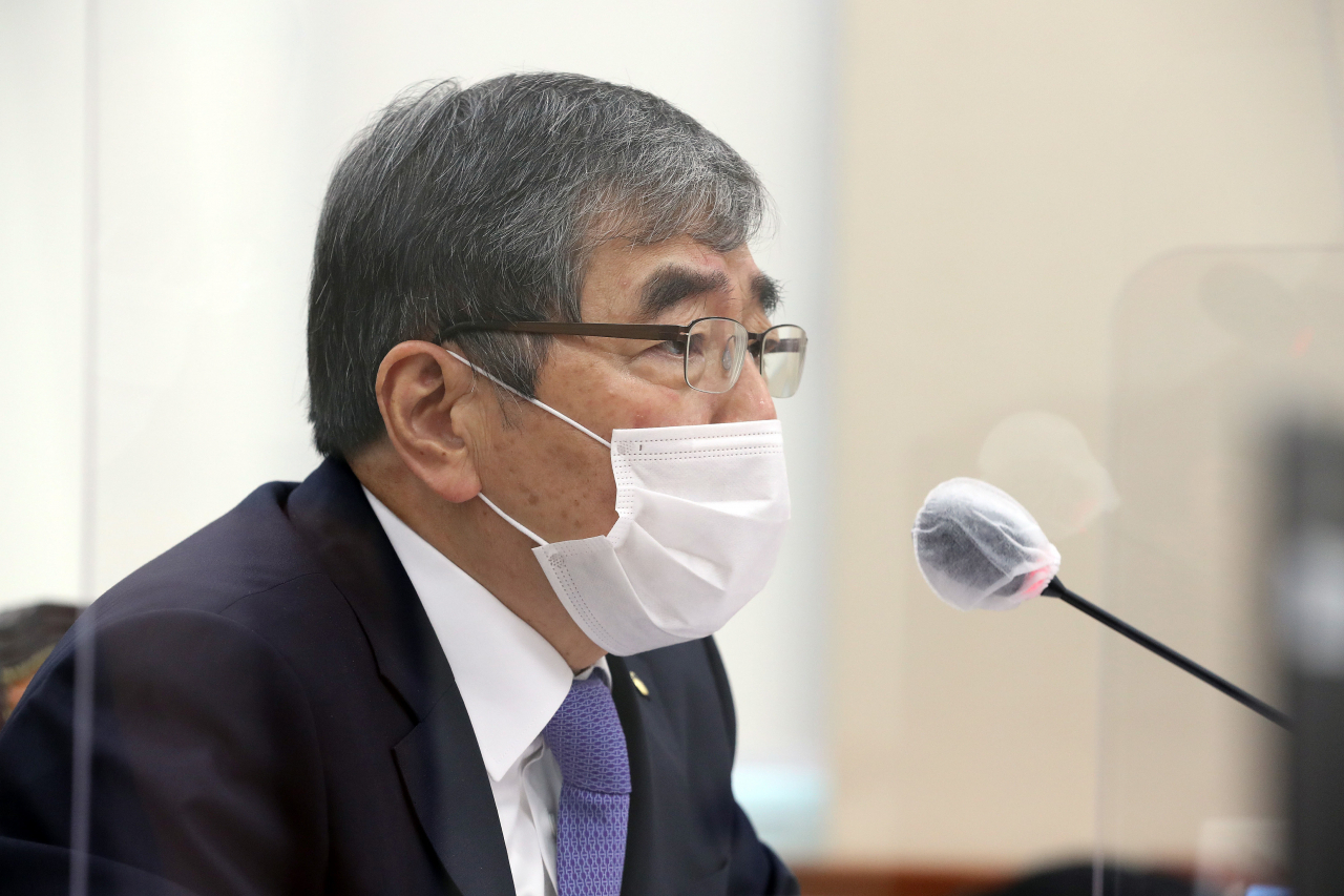 윤석헌 금감원장이 13일 국회 정무위원회에서 열린 금융감독원 국정감사에서 의원질의에 답변하고 있다. [연합]