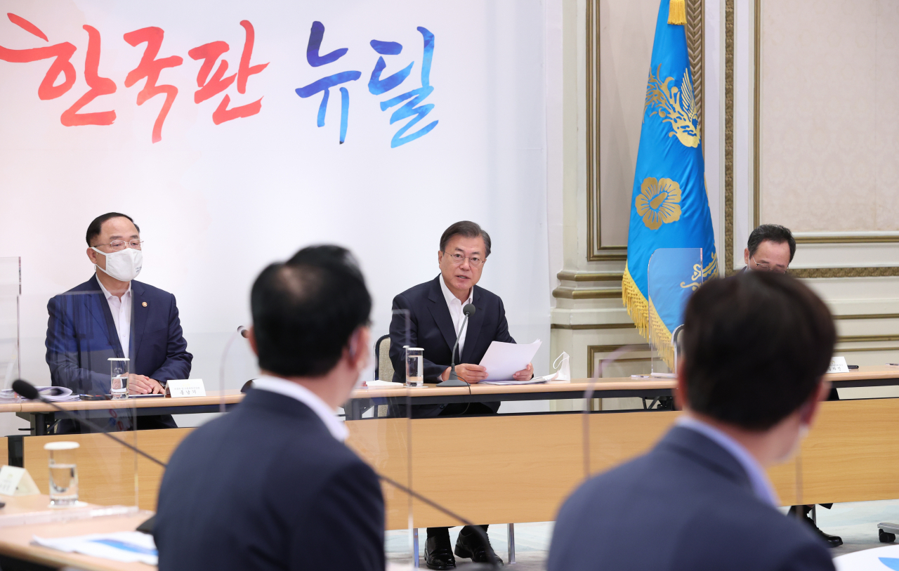 문재인 대통령이 13일 오전 청와대에서 열린 제2차 한국판 뉴딜 전략회의를 주재하고 있다. [연합]