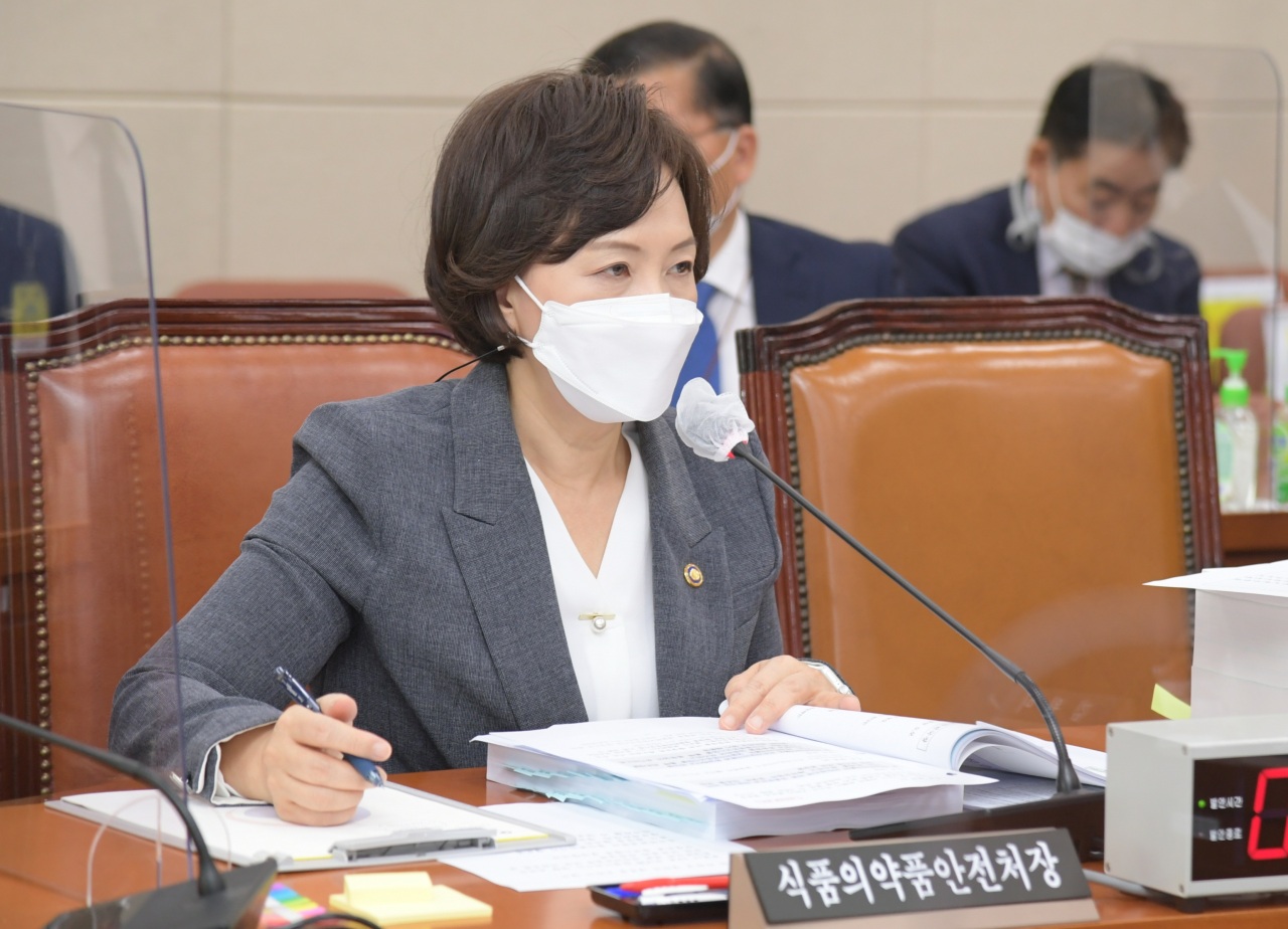 Minister of Food and Drug Safety Lee Eui-kyung responds to questions from lawmakers during Tuesday's parliamentary audit session at the National Assembly in Yeouido, central Seoul. (Ministry of Food and Drug Safety)