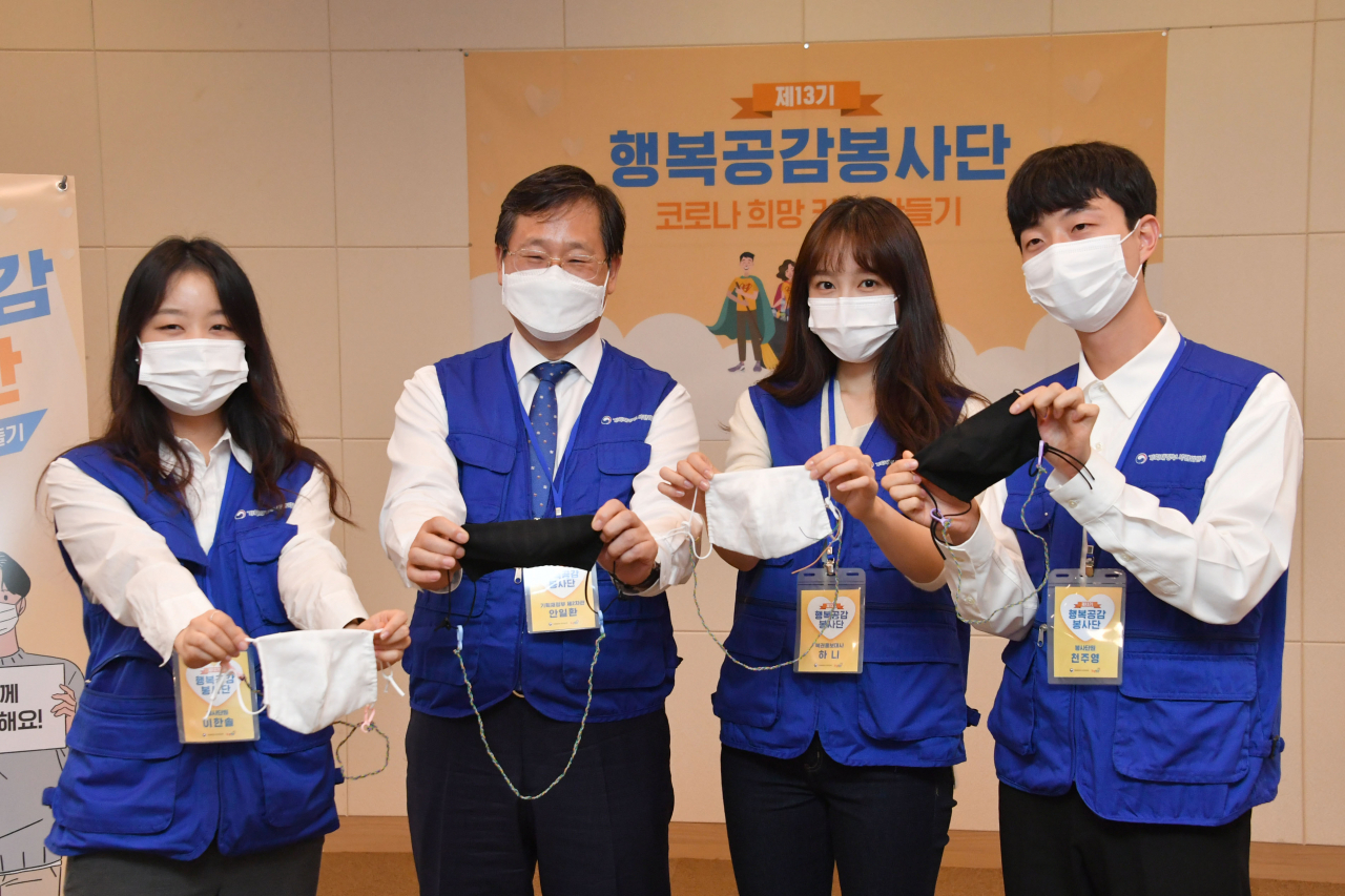 안일환(왼쪽 두번째) 기획재정부 차관이 13일 서울 광화문 정부서울청사에서 열린 행복공감봉사단 1차 비대면 봉사활동에 참석, 기념촬영을 하고 있다. [기획재정부 제공]