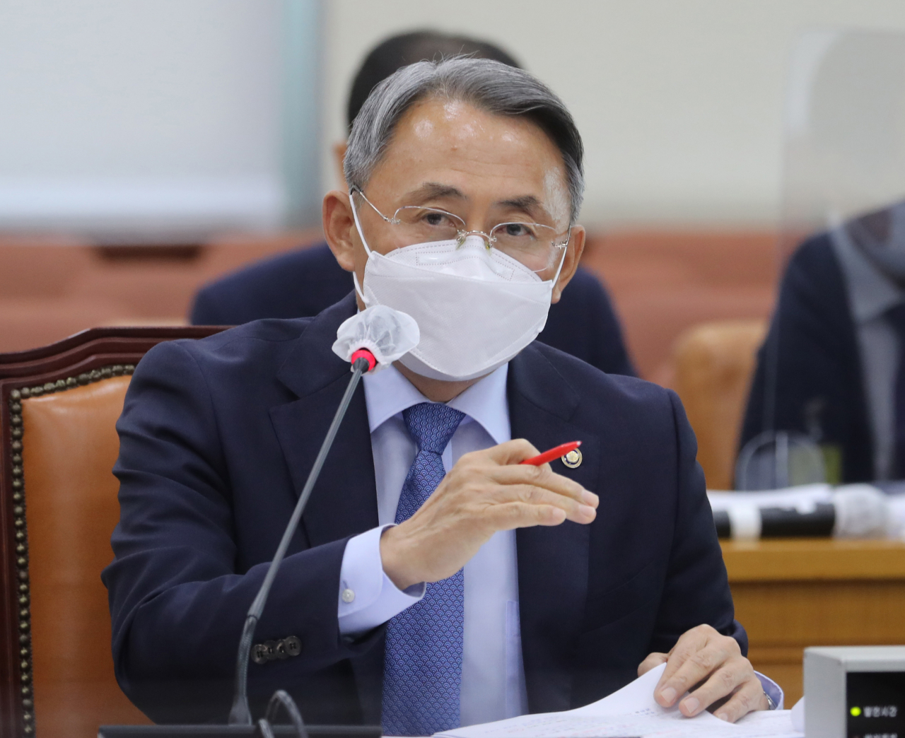 모종화 병무청장이 13일 오전 서울 여의도 국회에서 열린 국방위원회의 병무청 국정감사에서 의원 질의에 답변하고 있다. [연합]