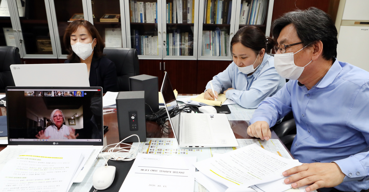 13일 엄재식(오른쪽) 원안위 위원장이 캐나다 원자력안전위원회 루미나 벨쉬 위원장과 화상으로 양자회의를 하고 있다.[원자력안전위원회 제공]