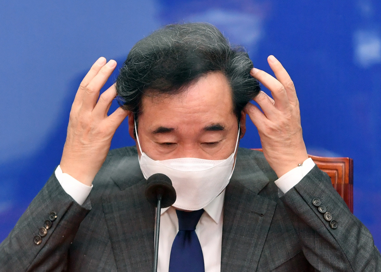 이낙연 더불어민주당 대표가 8일 오전 서울 여의도 국회에서 열린 법사위원 연석회의에서 마스크를 쓰고 있다. [연합]