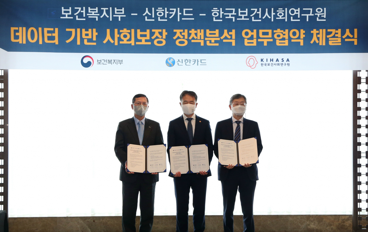 신한카드는 보건복지부, 한국보건사회연구원과 함께 데이터 기반의 사회보장 정책 분석 강화를 위한 업무협약(MOU)을 체결했다고 14일 밝혔다. 이번 협약식은 (왼쪽부터) 임영진 신한카드 사장, 박능후 보건복지부 장관, 조흥식 한국보건사회연구원장 등 관계자들이 참석한 가운데 서울 중구 소재 웨스틴조선호텔에서 진행됐다. [신한카드 제공]