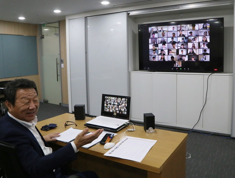 서울 남대문로에 위치한 OK금융그룹 본사 대회의실에서 열린 ‘5기 OK생활장학생’ 비대면 오리엔테이션(OT)에서 최윤 OK금융그룹 회장(왼쪽)이 장학생들을 격려하는 모습.[OK금융그룹 제공]