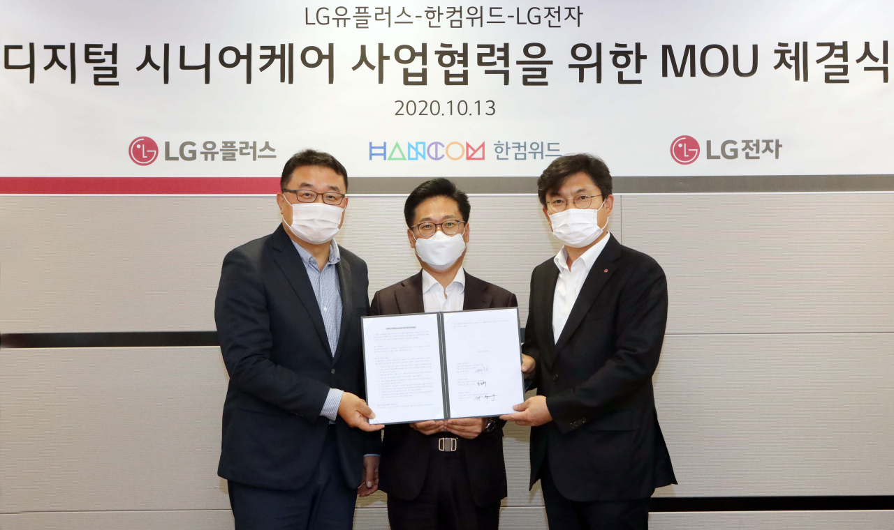 13일 오후 LG유플러스 용산사옥에서 열린 업무협약식에서 (왼쪽부터) 박종욱 LG유플러스 CSO 전무, 김현수 한컴위드 대표, 조청대 LG전자 한국영업본부 커머셜기업2담당이 기념사진을 촬영하고 있다. [LG유플러스 제공]