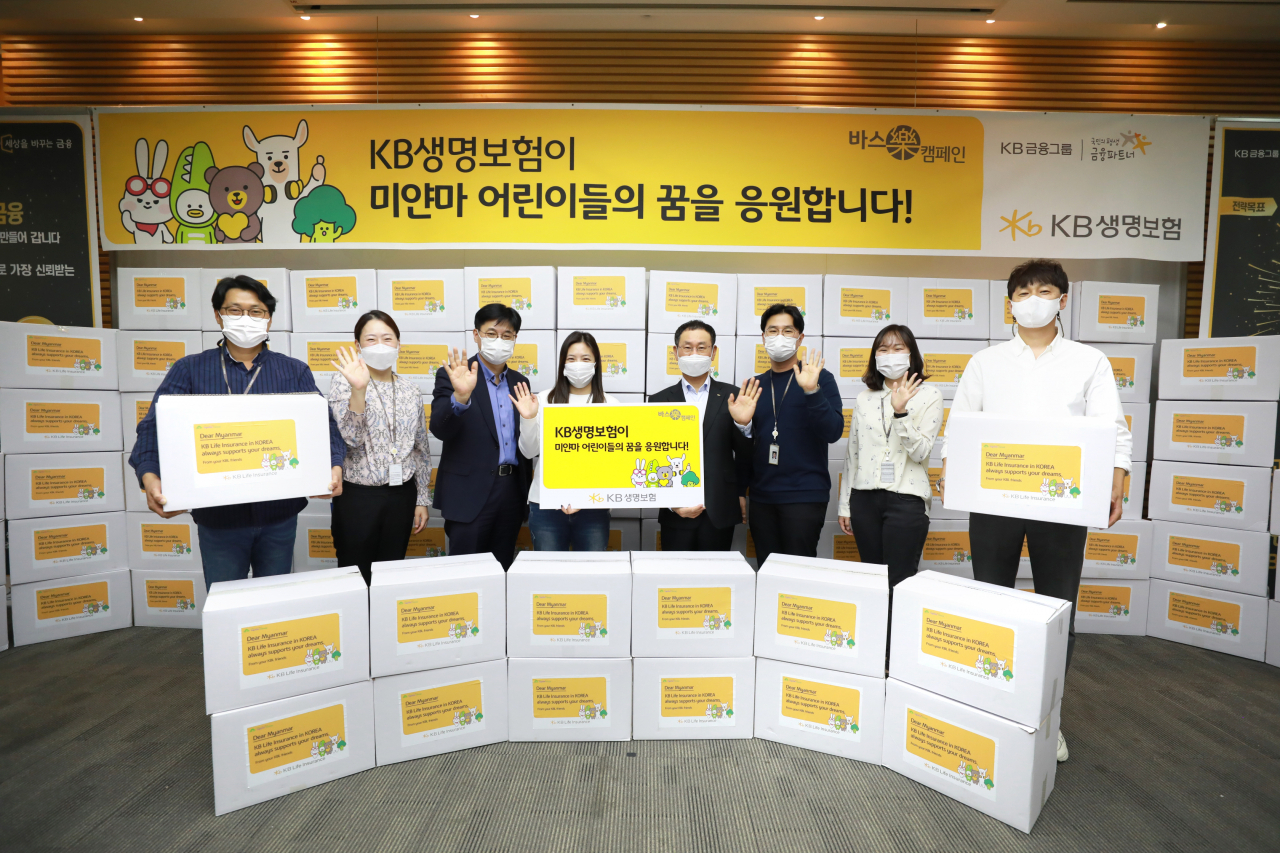 KB생명보험 허정수(오른쪽 네번째) 사장과 임직원들이 미얀마 어린이들에게 보낼 물품을 기부하고 있다.