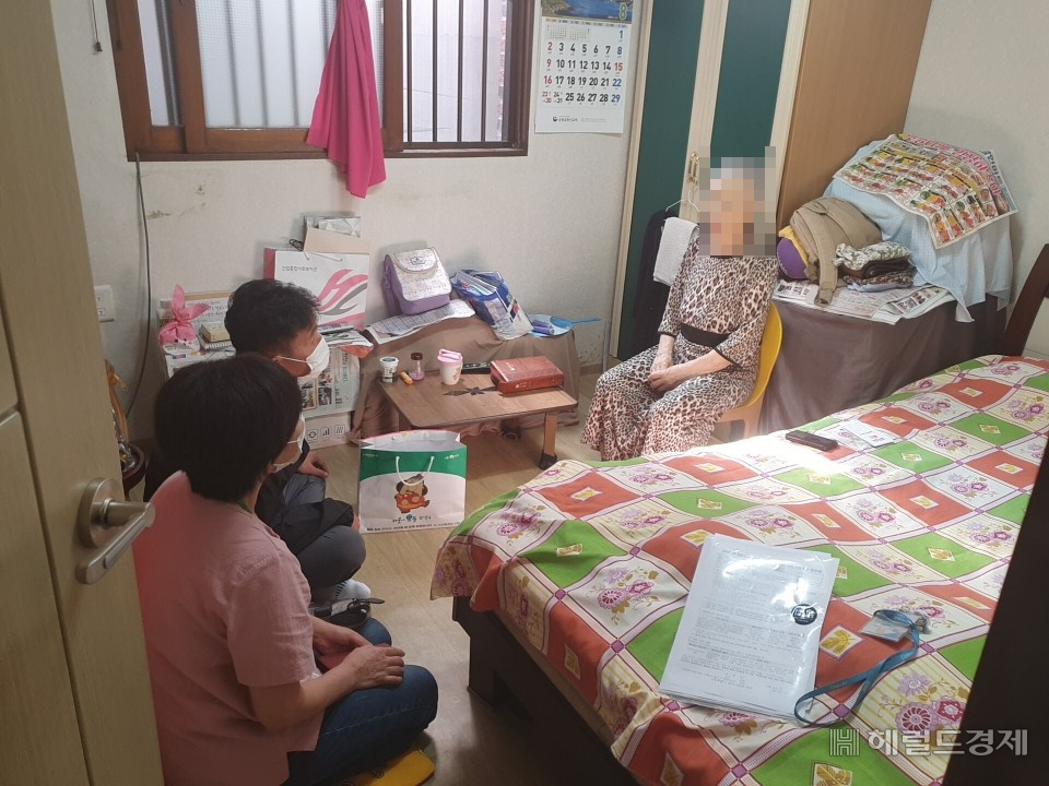 관악구 관계자들이 홀몸어르신을 찾아 생활에 불편이 없는지 살펴보고 있다. [관악구 제공]