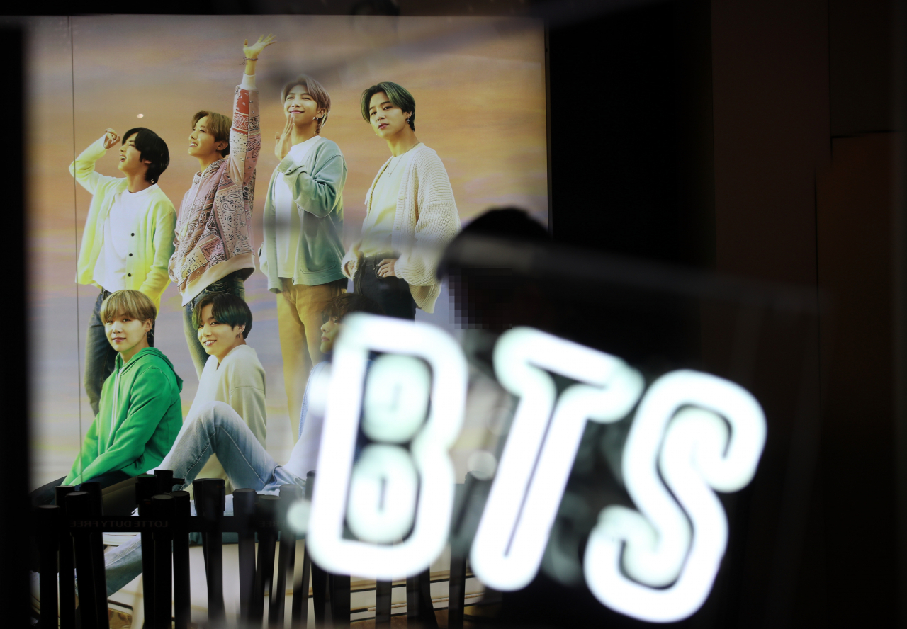 지난 13일 서울 롯데백화점 본점 스타에비뉴에 걸려있는 방탄소년단 사진. [연합]