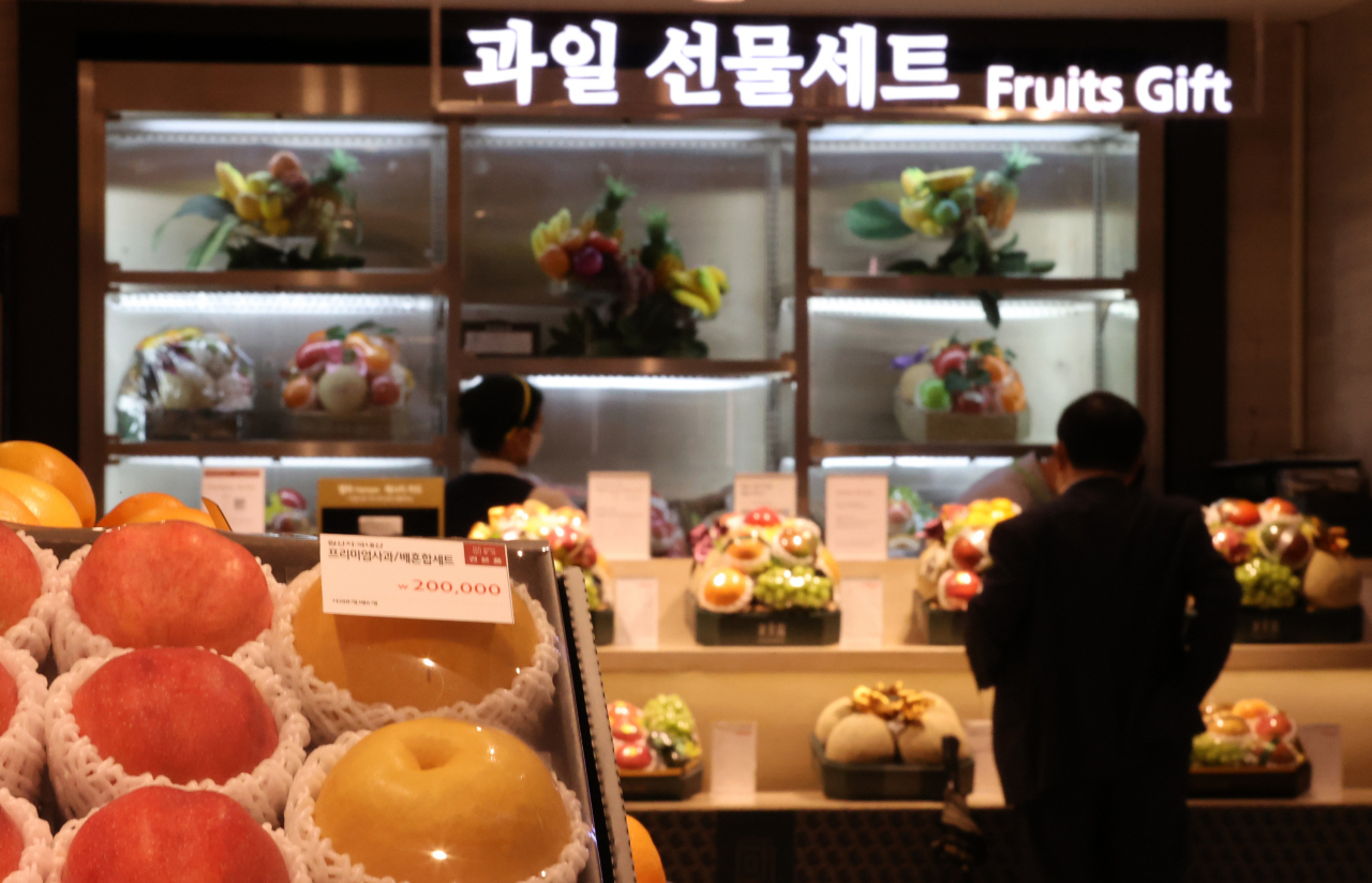 지난달 9일 오후 서울 시내 한 백화점에서 고객이 선물세트를 구매하고 있다. [연합]