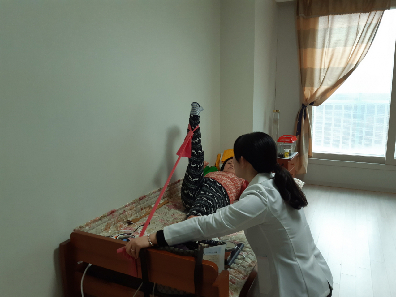 백세건강돌봄팀이 대상자를 방문해 의료 및 재활서비스를 제공하고 있다. [양천구 제공]
