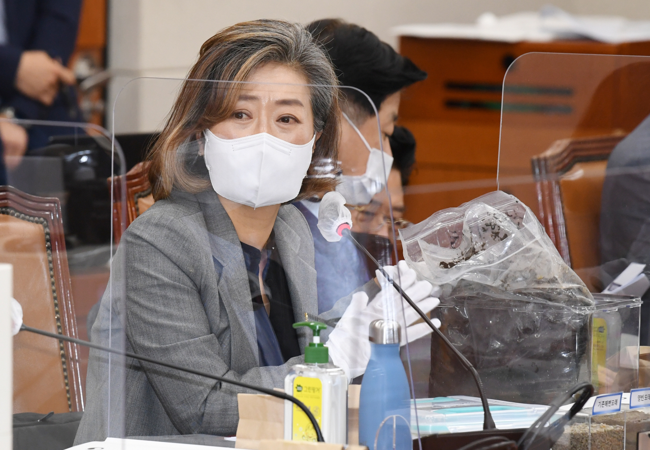 양이원영 더불어민주당 의원이 7일 열린 환경부 대상 국회 환경노동위원회 국정감사에서 "맹방해변 인근 발전소 건설로 해안가 모래들이 쓸려나가 침식되며 해안 환경에 악영향을 주고 있다"며 질의하고 있다. [연합]