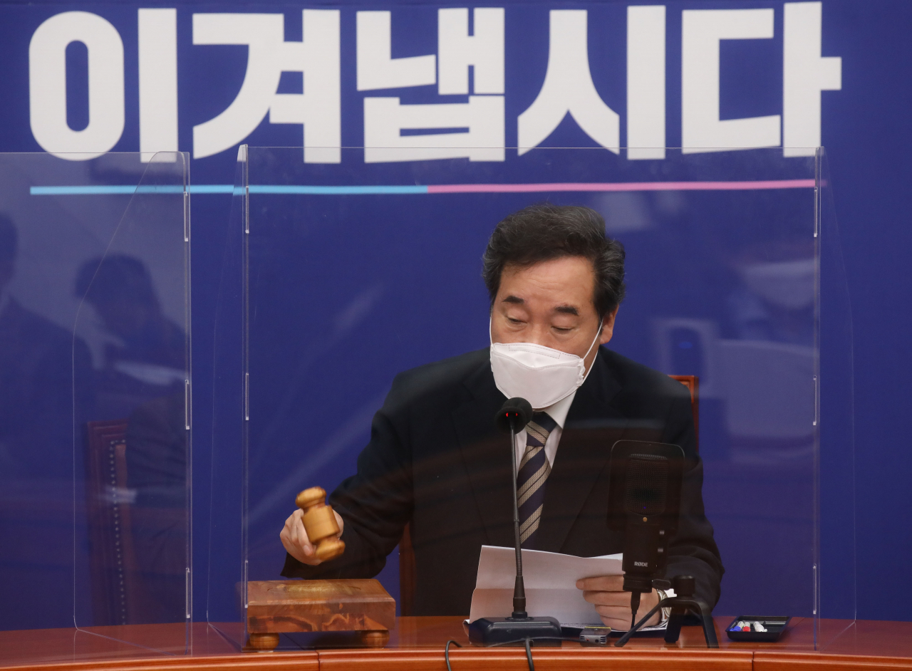 이낙연 더불어민주당 대표가 14일 오전 서울 여의도 국회에서 열린 최고위원회의에서 의사봉을 두드리고 있다. [연합]