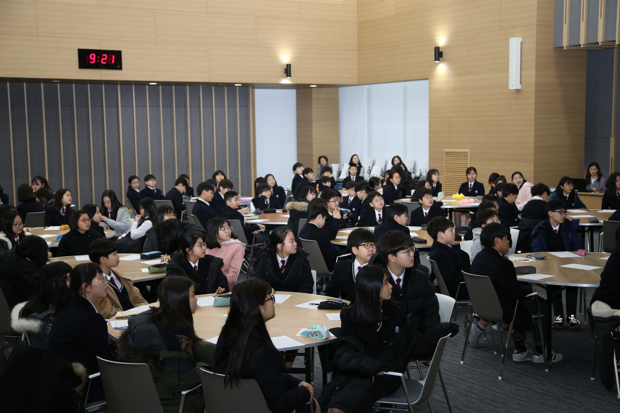 교복을 입은 중학생들. [마포구 제공]