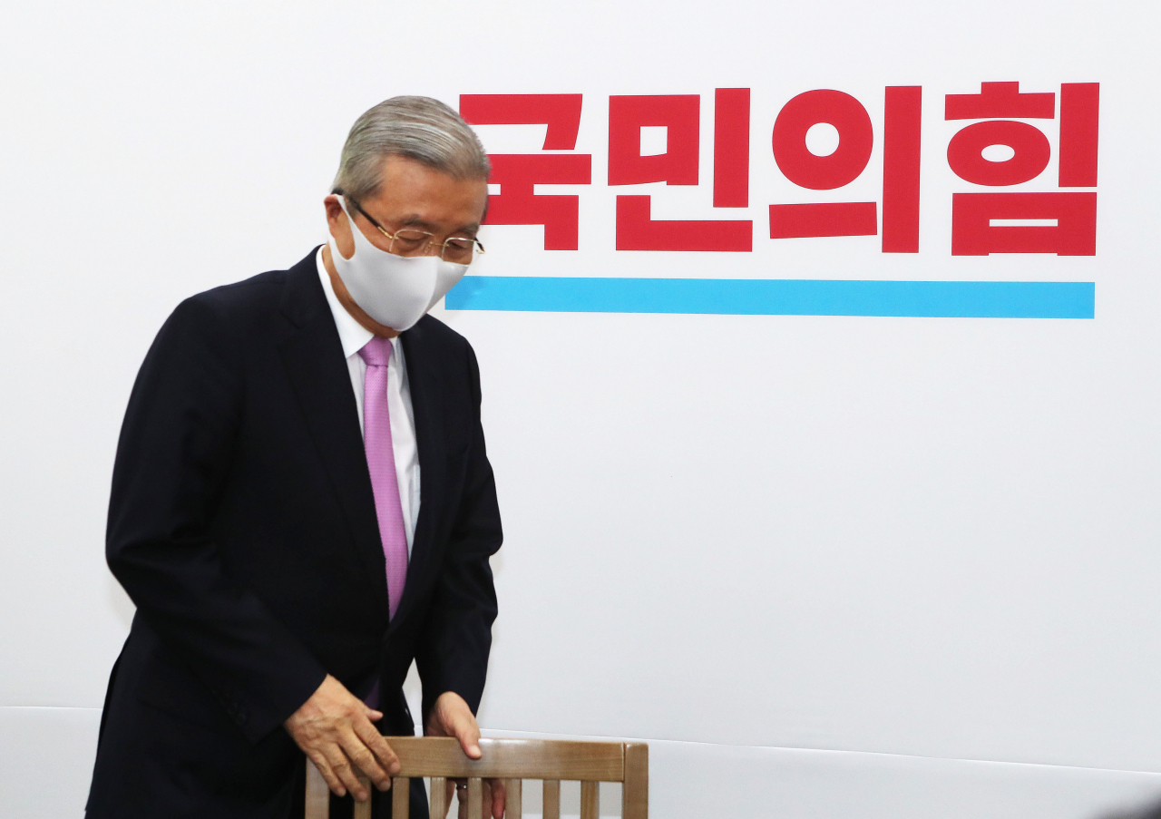 김종인 국민의힘 비상대책위원장이 13일 국회 비대위원장 회의실에서 김영훈 고려대의료원장 등 주요 대학병원장들과 인사한 뒤 자리에 앉고 있다. [연합]