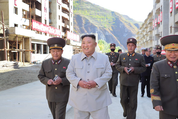 김정은 북한 국무위원장이 노동당 창건 75주년 열병식이 끝나자마자 함경남도 검덕지구 수해복구현장을 찾으며 ‘애민행보’를 이어갔다. 노동당 기관지 노동신문은 14일 1면에 김 위원장의 현지지도 소식을 게재했다. 김 위원장은 산비탈에 자리한 오래된 살립집(주택)들을 보고 “재해로 무너진 집들만 새로 지어줄 생각을 했지 너무나 기막힌 환경과 살림집에서 고생하고 있는 인민들의 실상을 제대로 알지도 못했다”고 자탄했다. [헤럴드DB]