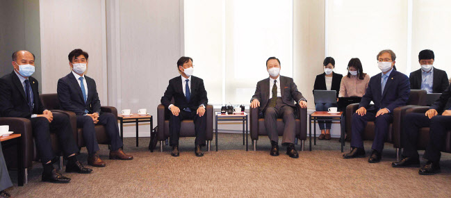 박용만 대한상공회의소 회장을 비롯한 민주당 공정경제TF 소속 의원들이 14일 서울 중구 대한상공회의소에서 열린 ‘대한상의-민주당 공정경제TF 정책간담회’에 참석해 의견을 나누고 있다. 박해묵 기자