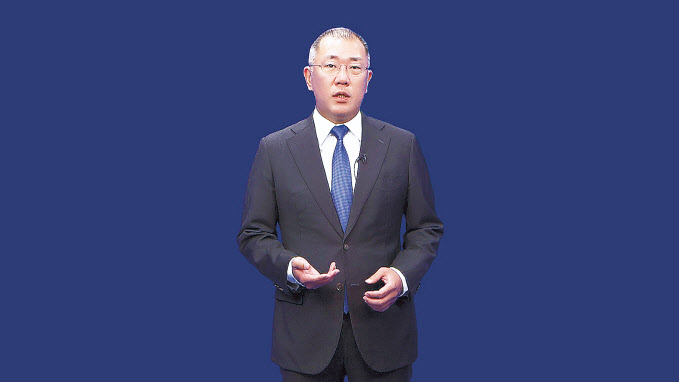현대자동차와 기아자동차, 현대모비스는 14일 오전 임시 이사회에서 정의선 수석부회장을 현대자동차그룹 회장으로 선임했다. 정의선 현대자동차그룹 회장은 이날 전 세계 그룹 임직원들에게 영상 취임 메시지를 통해 “고객”을 필두로 “인류, 미래, 나눔”을 그룹 혁신의 지향점으로 제시했다. 사진은 현대자동차그룹 정의선 회장 취임 메시지 영상 화면. [현대자동차그룹 제공]