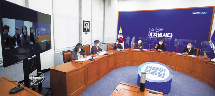 이낙연 더불어민주당 대표가 14일 오전 서울 여의도 국회에서 열린 최고위원회의에서 한국관광 홍보 영상물 ‘한국의 리듬을 느끼세요’(Feel the Rhythm of KOREA)에 참여한 이날치 밴드와 영상통화를 하고 있다. 이상섭 기자