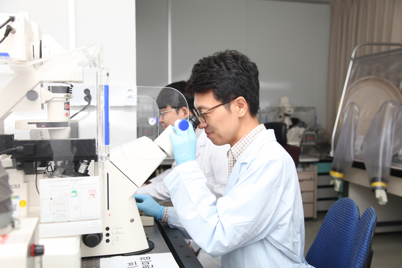 이대희 박사가 스마트 미생물을 현미경으로 관찰하고 있다.[한국생명공학연구원 제공]