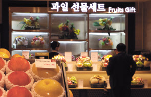 지난달 9일 오후 서울 시내 한 백화점에서 고객이 선물세트를 구매하고 있다. [연합]