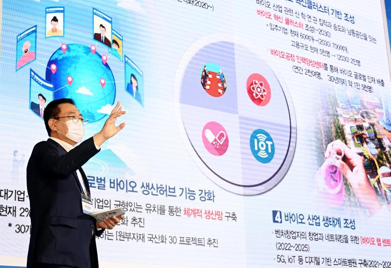 박남춘 인천광역시장이 13일 시청 중앙홀에서 열린 '2020 인천시민시장 대토론회'에서 인천형뉴딜 종합발표를 하고 있다.