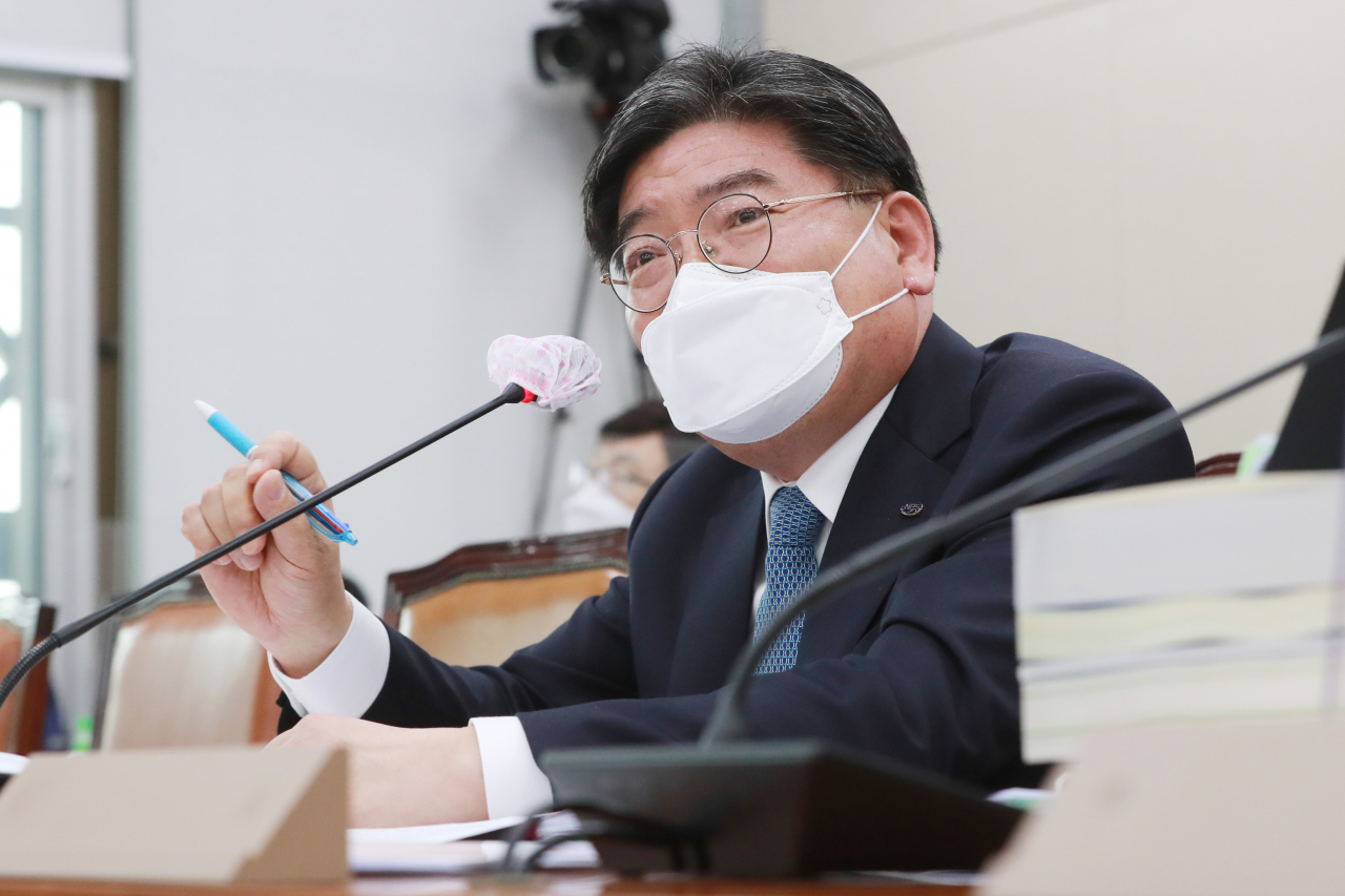 김용진 국민연금공단 이사장이 14일 국회에서 열린 보건복지위원회의 국민연금공단 국정감사에서 의원들의 질의에 답변하고 있다. [연합]