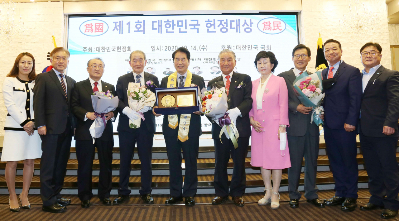 백군기 용인시장은 대한민국 헌정대상 시상식에서 자치행정부문 헌정대상을 수상했다. [용인시 제공]