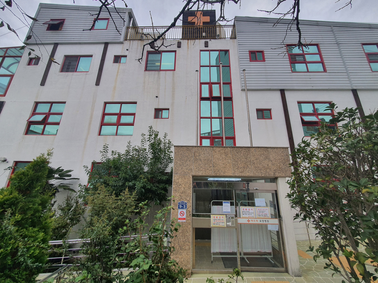 부산시 북구 만덕동에 있는 해뜨락 요양병원 직원 9명과 환자 43명 등 총 52명이 코로나19 확진 판정을 받았다. 사진은 14일 오전 동일집단 격리에 들어간 해뜨락 요양병원 모습. [연합]