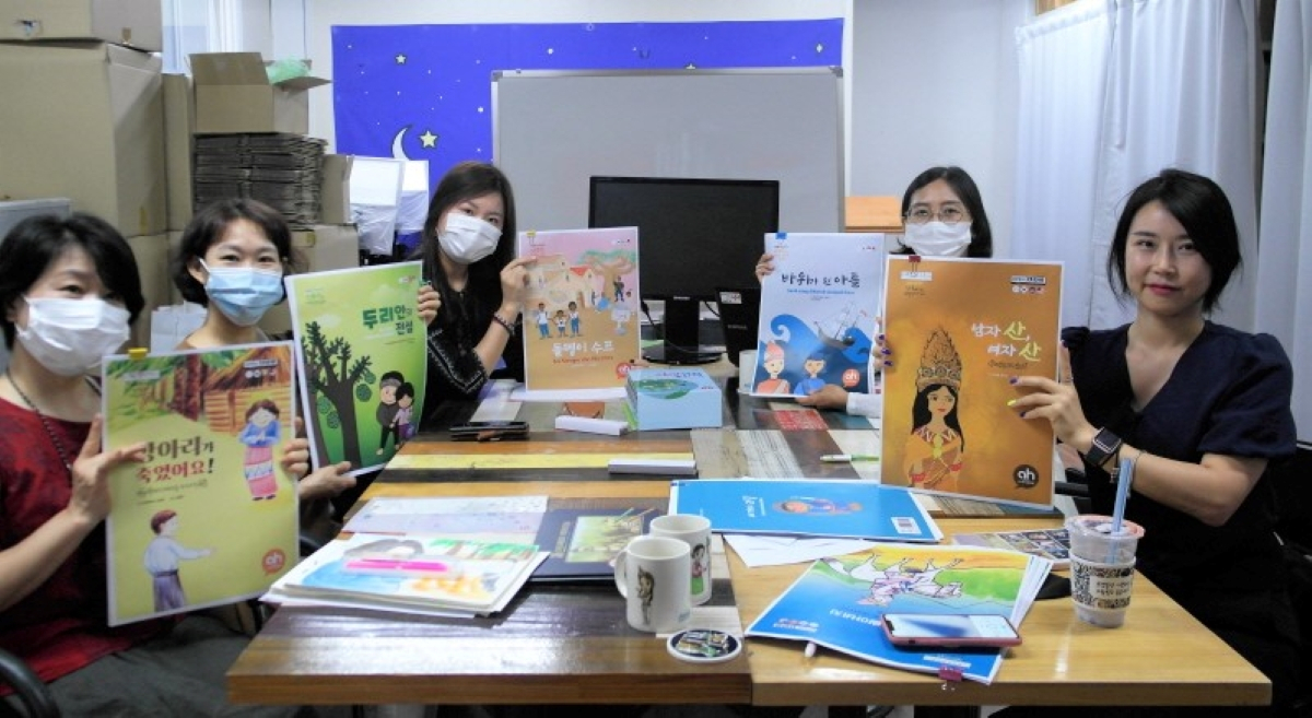 코이카가 귀국봉사단원과 이주여성이 함께 만든 협력국 동화와 세계시민교육 콘텐츠를 누구나 활용할 수 있게 공개했다고 14일 밝혔다. 참가자들이 각자 제작한 동화책 시안을 들고 기념촬영을 하고 있다. [코이카 제공]