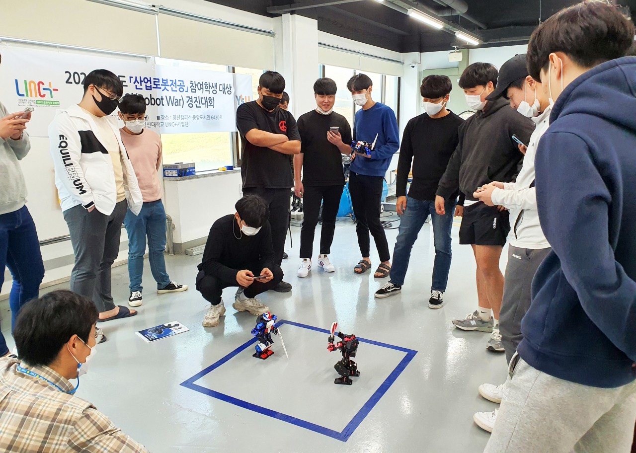 와이즈유(영산대학교) 산업로봇전공 학생들이 '로봇 워' 경진대회를 진행 중인 모습.