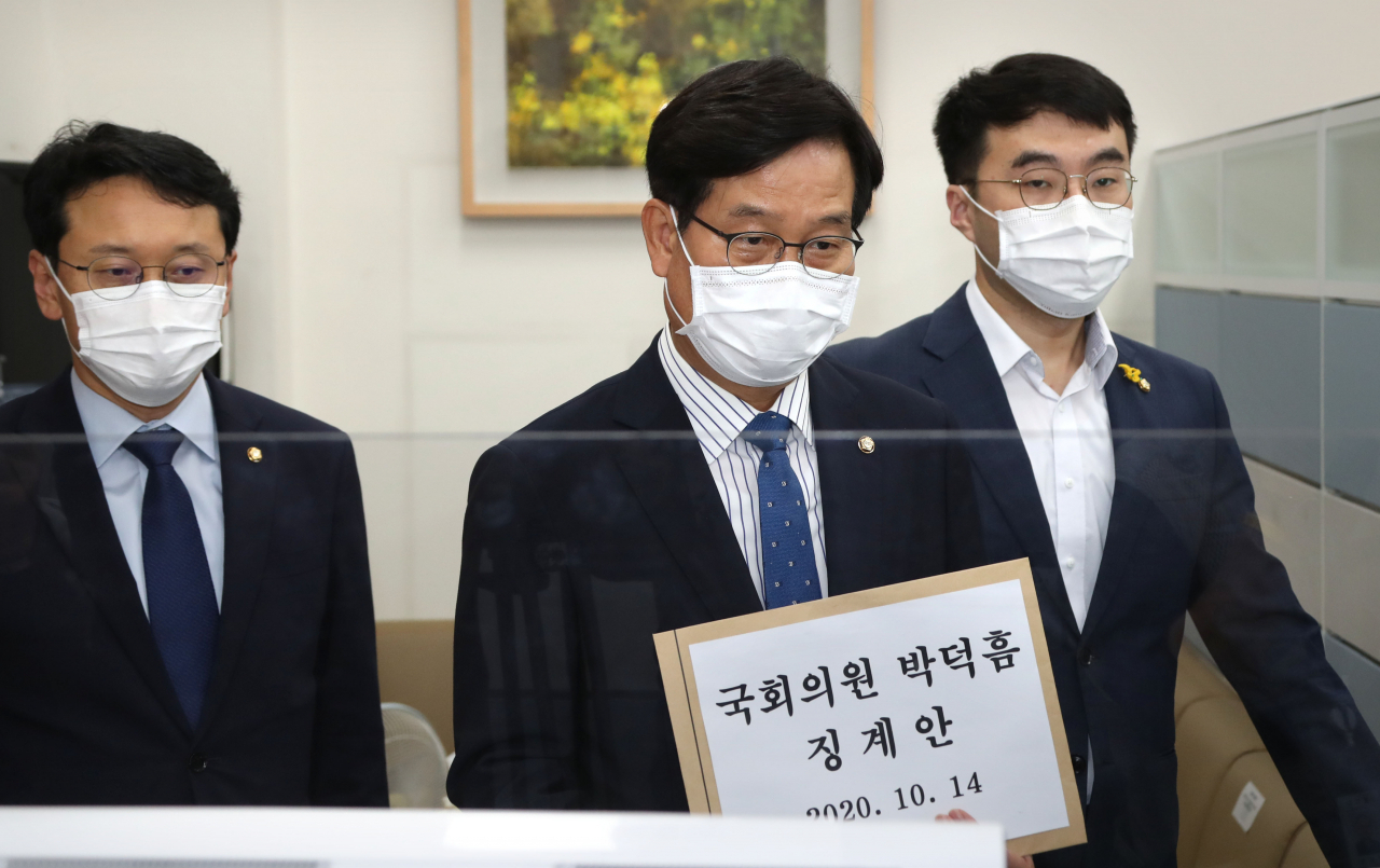 천준호(왼쪽부터), 신동근, 김남국 더불어민주당 의원이14일 박덕흠 무소속 의원 징계안을 국회 의안과에 제출하고 있다. [연합]