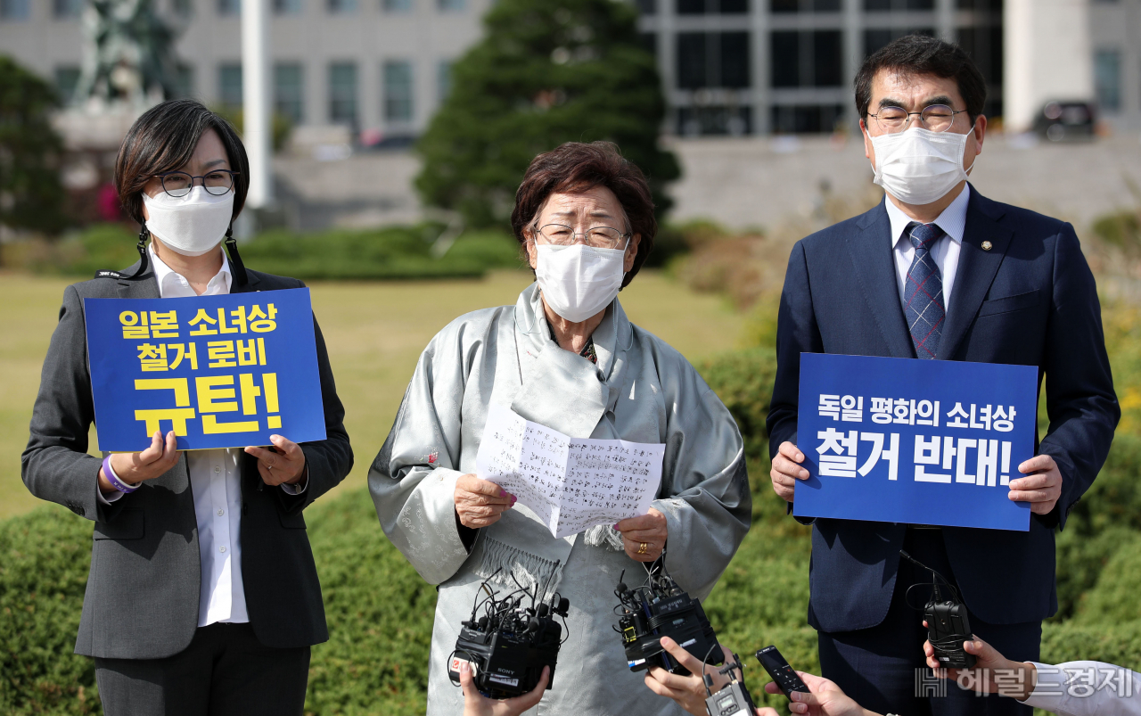 일본군 ‘위안부’ 피해자 이용수(가운데) 할머니가 14일 국회에서 기자회견을 열고 독일 베를린시 미테구(區)에 설치된 평화의 소녀상 철거 명령 철회를 촉구하고 있다. 이 할머니 왼쪽과 오른쪽은 각각 이나영 일본군성노예제문제해결을위한정의기억연대 이사장, 양기대 더불어민주당 의원. 이상섭 기자/babtong@heraldcorp.com