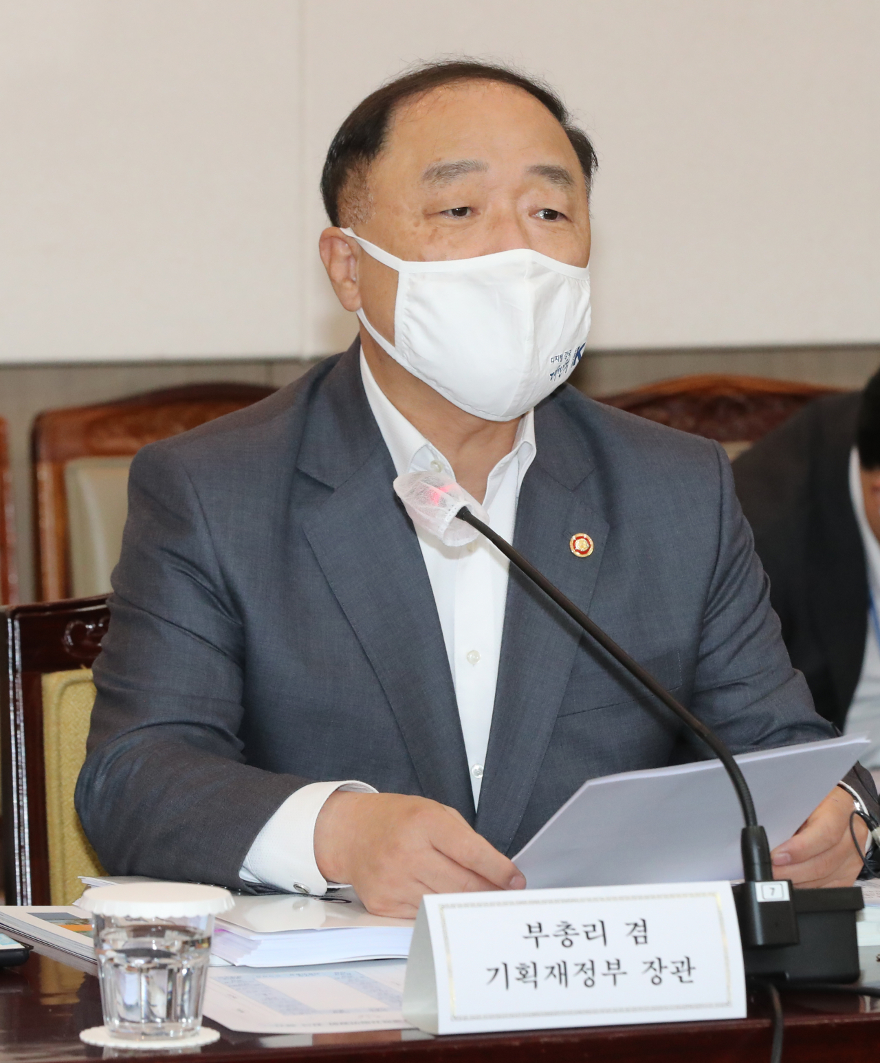 홍남기 부총리가 14일 정부서울청사에서 제5차 소재·부품·장비 경쟁력강화위원회의를 주재하고 있다. [연합]