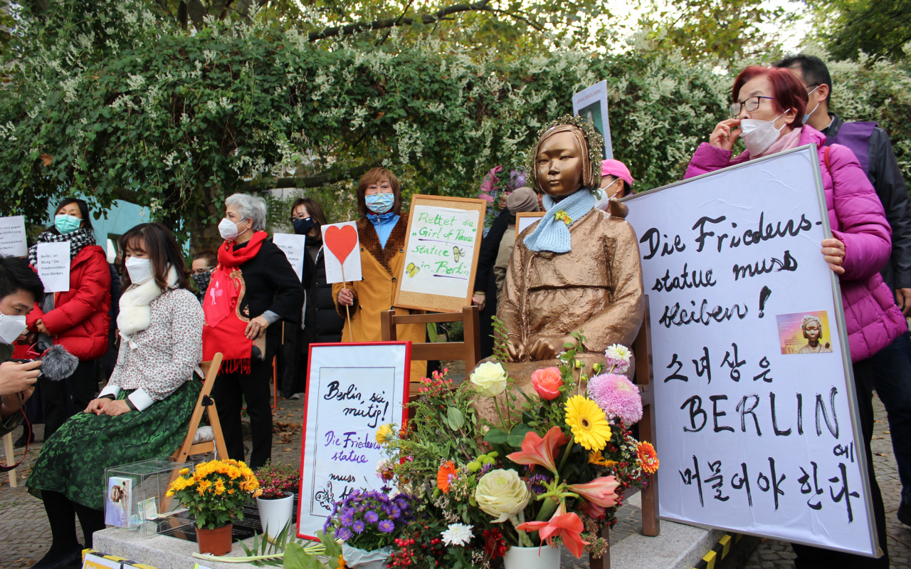 13일 독일 수도 베를린에서 시민들이 거리에 설치된 ‘평화의 소녀상’에 대한 당국의 철거명령에 항의하기 위해 미테구청 앞에서 시위를 벌이고 있다.[연합]