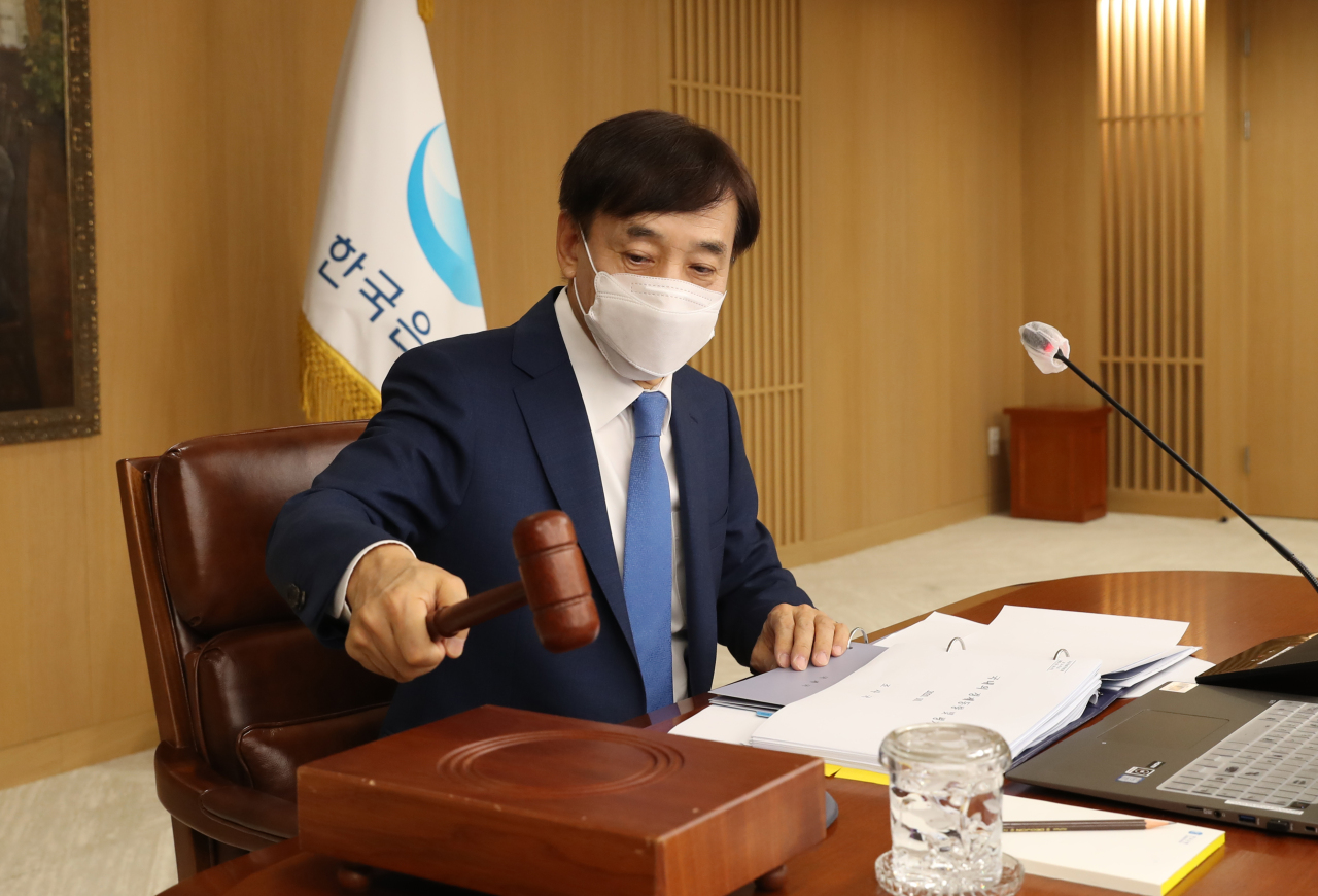 Bank of Korea Gov. Lee Ju-yeol chairs the bank's rate-setting meeting on Oct. 14, 2020. (BOK)