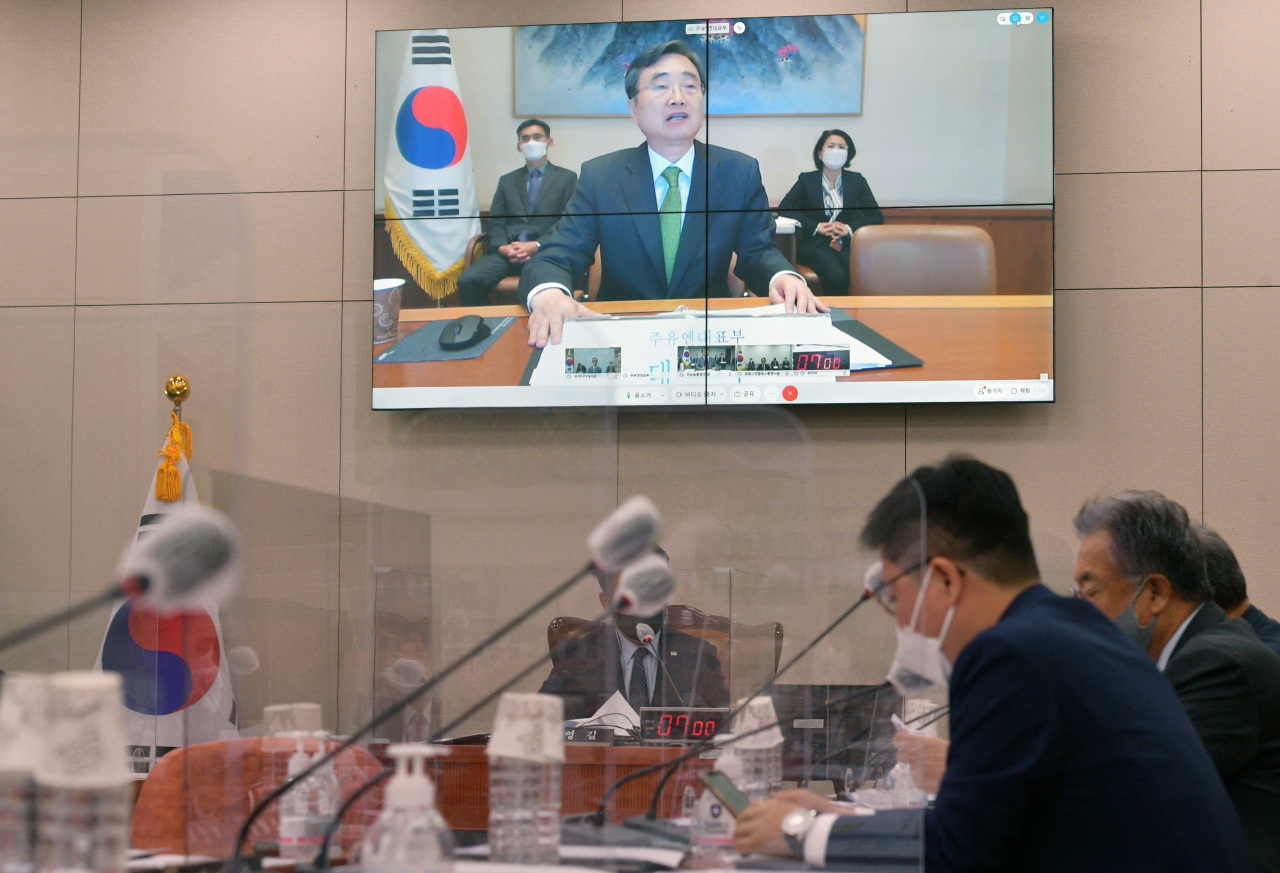 Ambassador Cho Hyun answers questions at the parliamentary audit on Wednesday. Yonhap