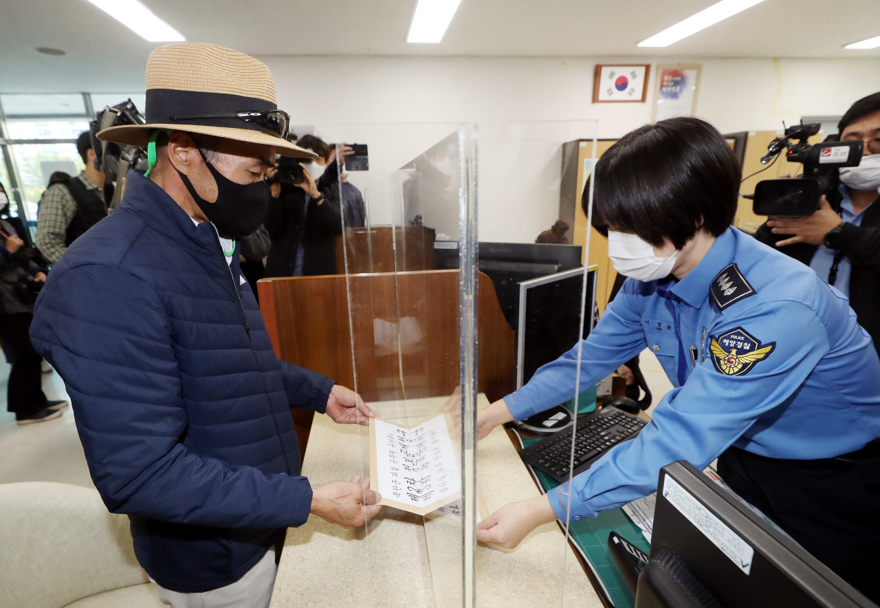 The brother of fisheries official who was fatally shot by North Korean soldiers on Wednesday submits request for disclosure of the records of the Coast Guard's initial probe into the case. (Yonhap)