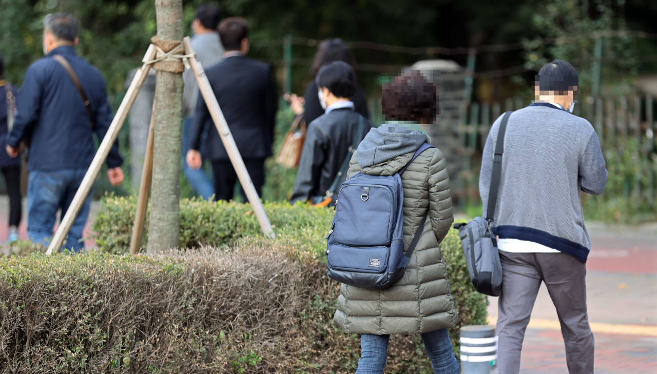 쌀쌀한 날씨를 보인 지난 13일 오전 서울 송파구 잠실역 사거리에서 출근길 시민들이 발걸음을 옮기고 있다. [연합]